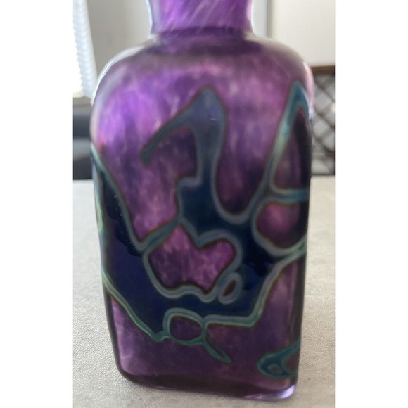 Robert Held 4” Small Triangular Purple Bud Vase w/Iridescent Swirl Design SIGNED - Picture 5 of 12